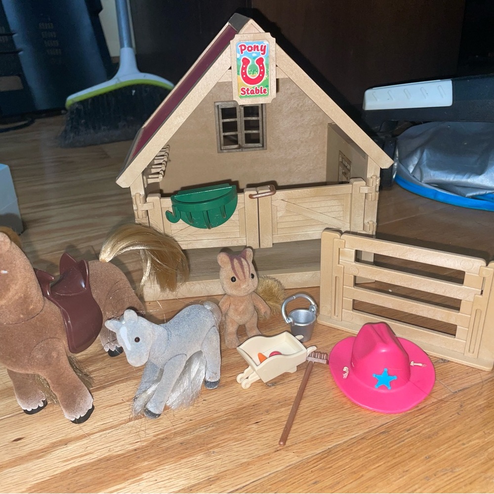 Briar horse stable, calico critters / slyvanian families